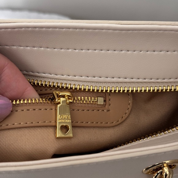 NWT Love Moschino Cream Quilted Borsa Tote & Gold Chain Handles(with dust bag) - Picture 8 of 16